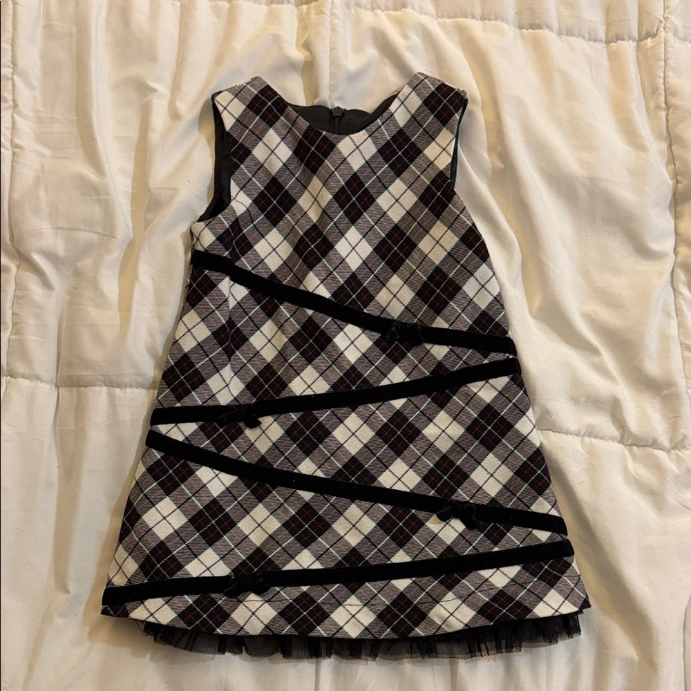 Little Girls Sleeveless Plaid Holiday Dress with Black Velvet Trim